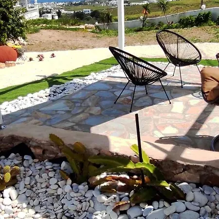 Irini's B & W House With Jacuzzi