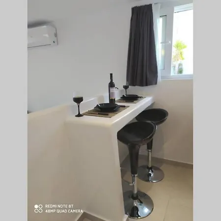 Irini's B & W House With Jacuzzi Apartment