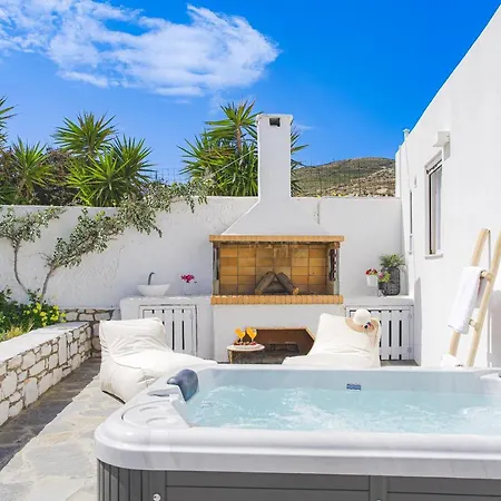 Irini's B & W House With Jacuzzi Apartment