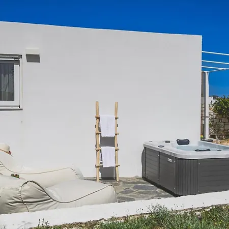 Apartment Irini's B & W House With Jacuzzi