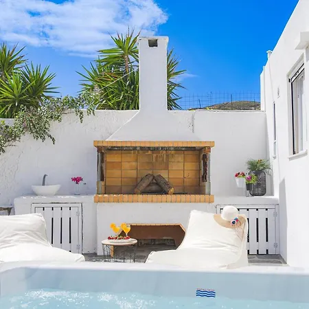 Irini's B & W House With Jacuzzi *