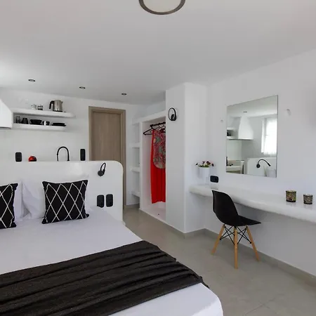 Irini's B & W House With Jacuzzi