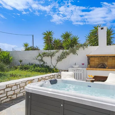 Irini's B & W House With Jacuzzi Apartment