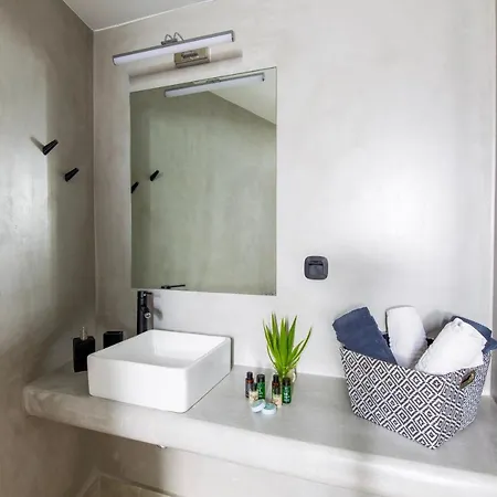 Irini's B & W House With Jacuzzi Apartment *