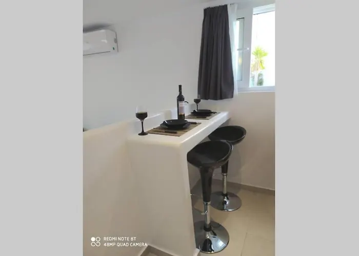 Irini's B & W House With Jacuzzi דירה