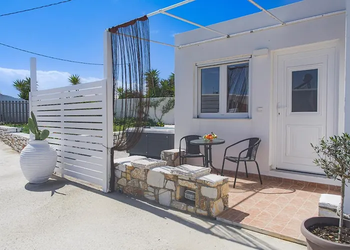 דירה Irini's B & W House With Jacuzzi Dhragoulas