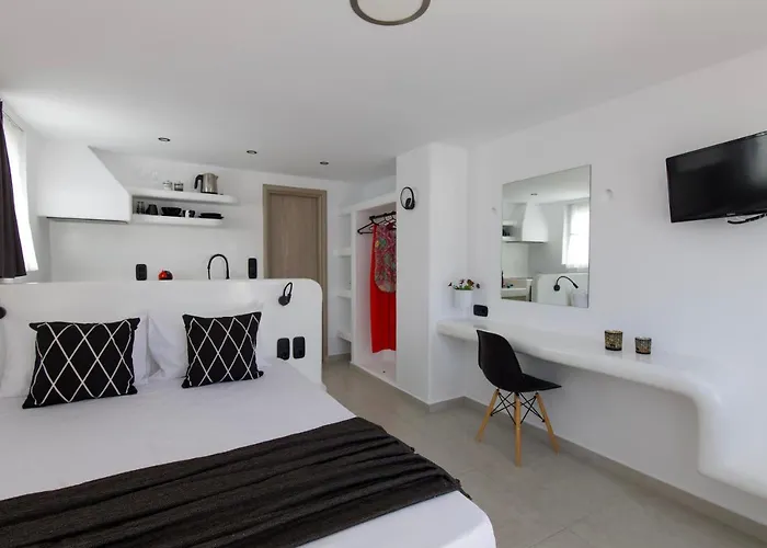 Irini's B & W House With Jacuzzi