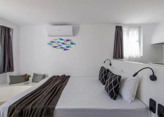 דירה Irini's B & W House With Jacuzzi *