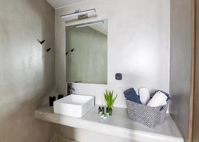 Irini's B & W House With Jacuzzi דירה *